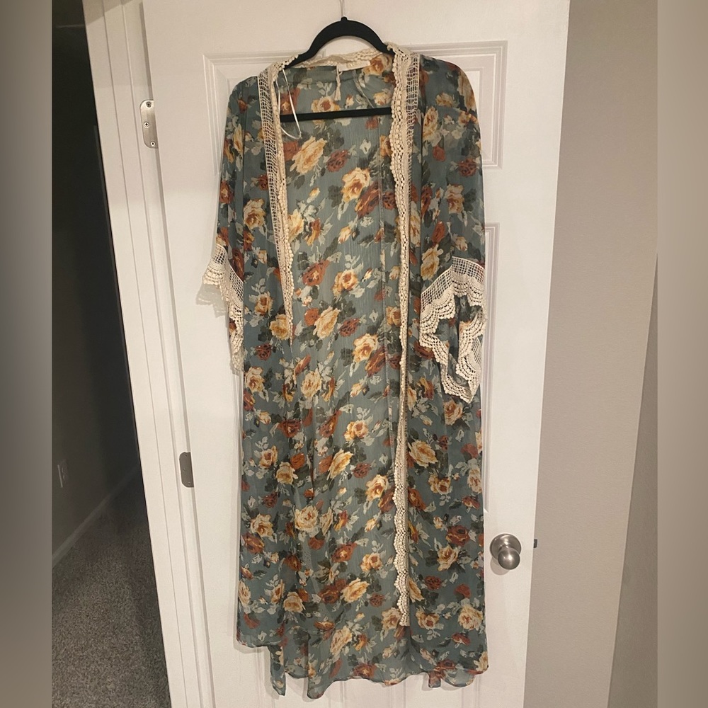 Large floral kimono, lace detail throughout. Great condition.